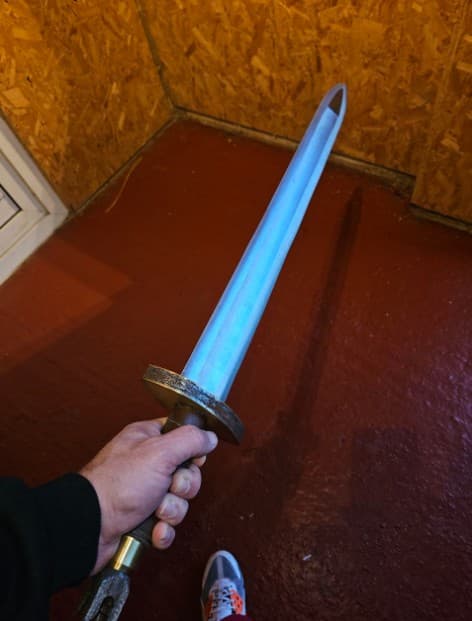 Bladed article advertised in a private steroid supply chat room